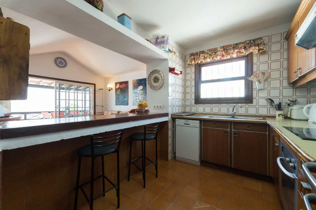 2Br Beach House - Solarium & Shower Terrace - 13 Puerto del Carmen  0*, Puerto del Carmen (Lanzarote)